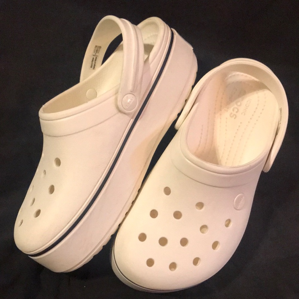 Crocs Platform shoes J/M 4, W 6